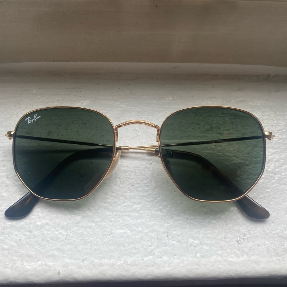 Ray-Ban Hexagonal Flat Lenses
Gold/Green classic 
Polarized
Size Medium- 51-21